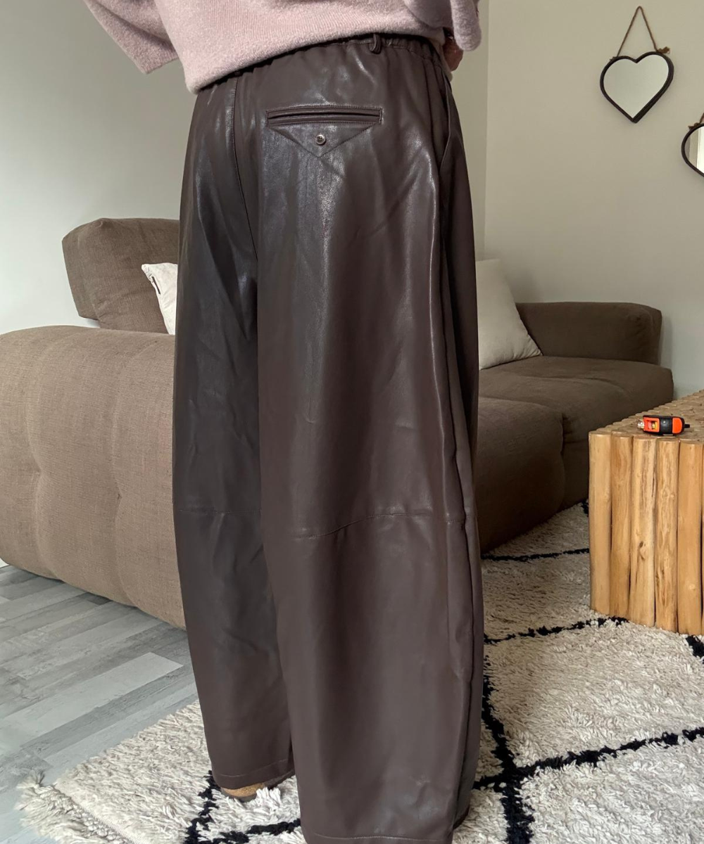 PANTALON LARGE EN SIMILI CUIR BRUNA